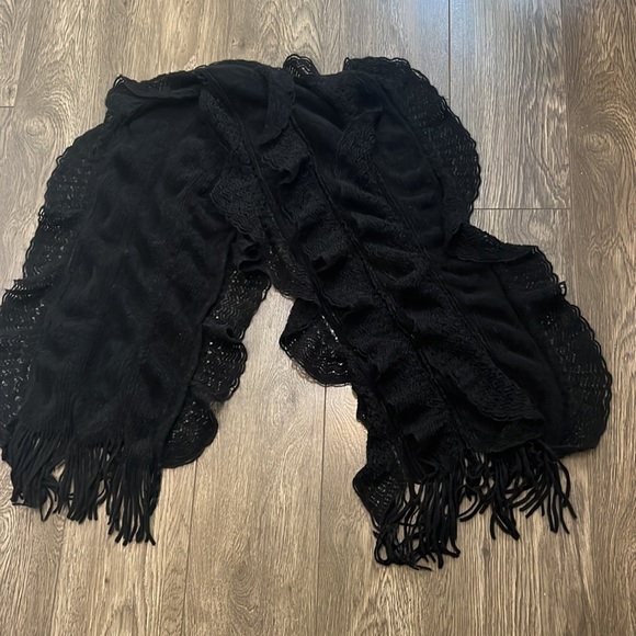 Black scarf with fringe - Picture 2 of 5